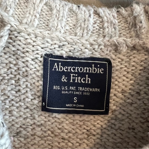 ✨ Abercrombie & Fitch Women’s Gray Red Nordic Sweater Small - Picture 4 of 9